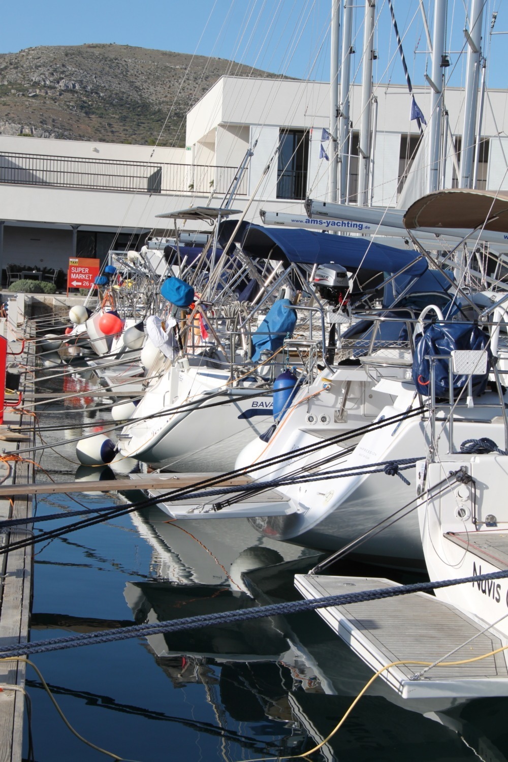 segelboot vom steg ablegen