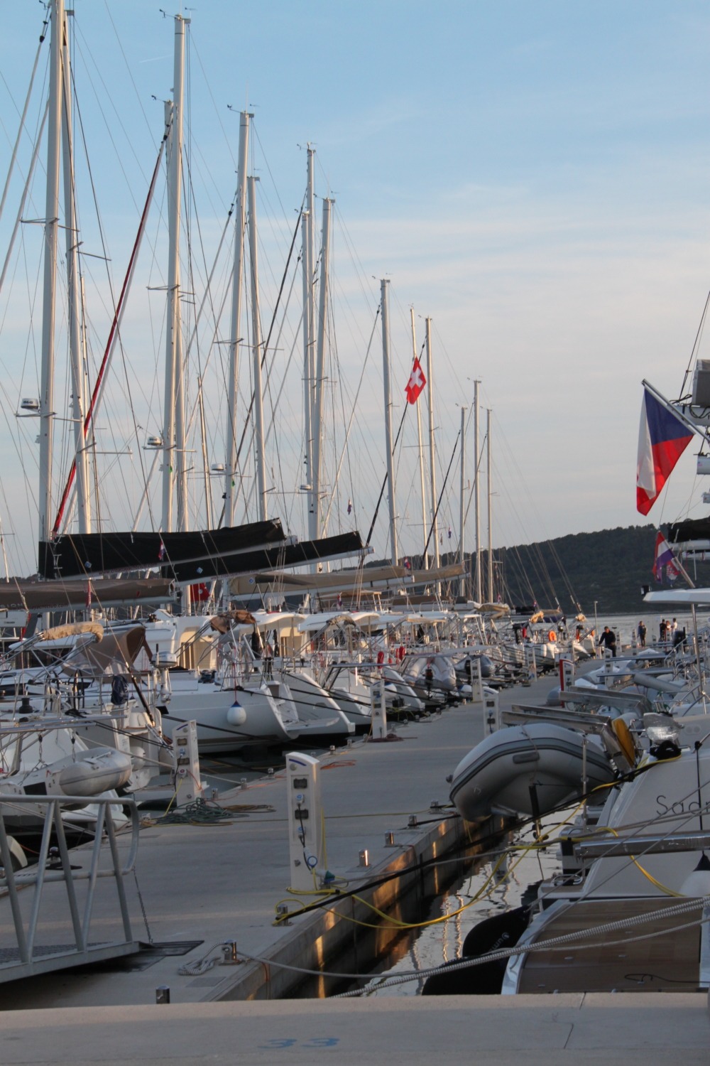 segelboot vom steg ablegen