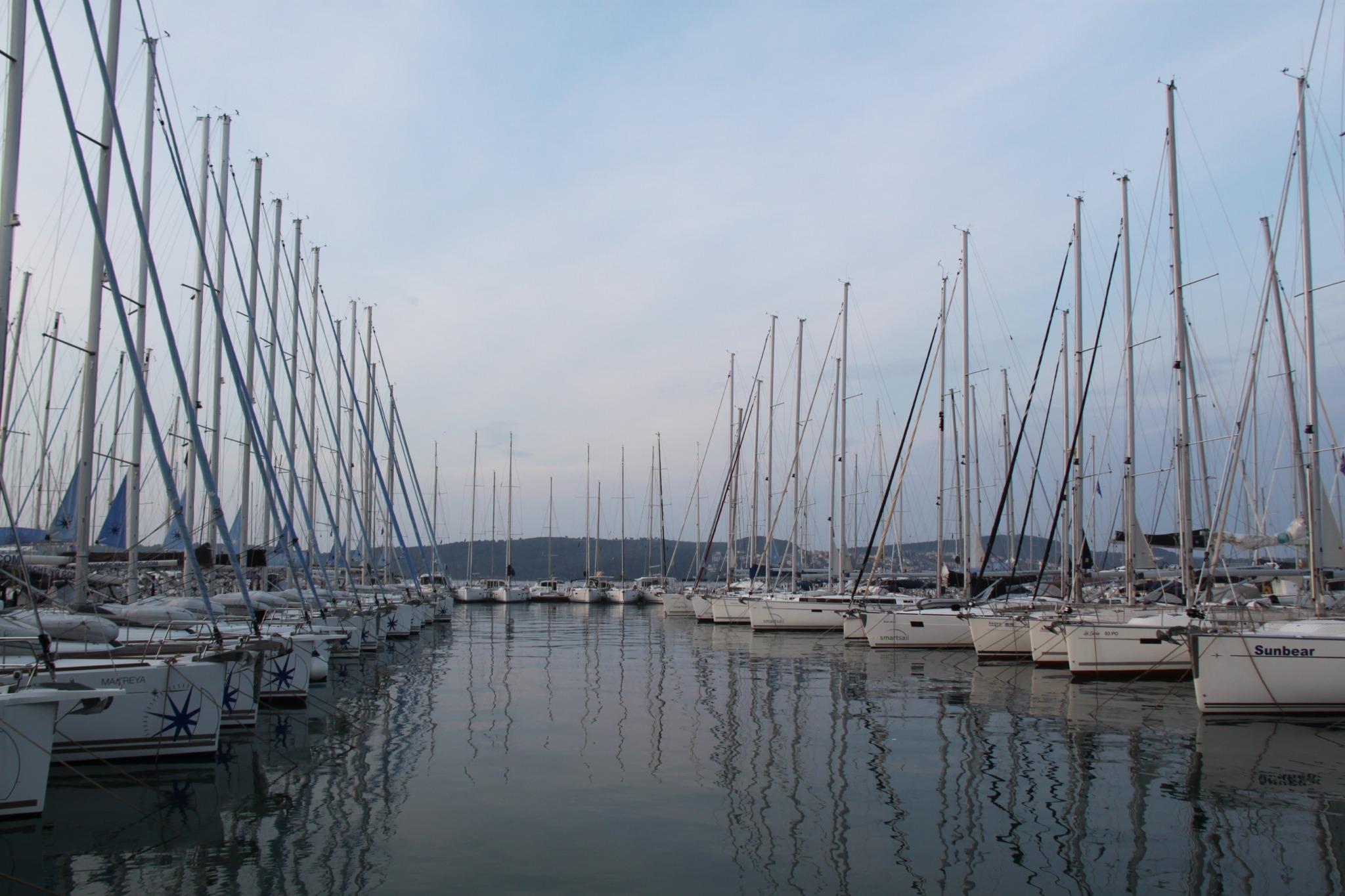 segelboot vom steg ablegen